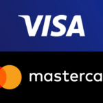 Imaginea prezintă logo-ul Visa pe un fundal albastru în jumătatea superioară, iar logo-ul Mastercard cu două cercuri suprapuse și cuvântul "mastercard" pe un fundal negru în jumătatea inferioară.